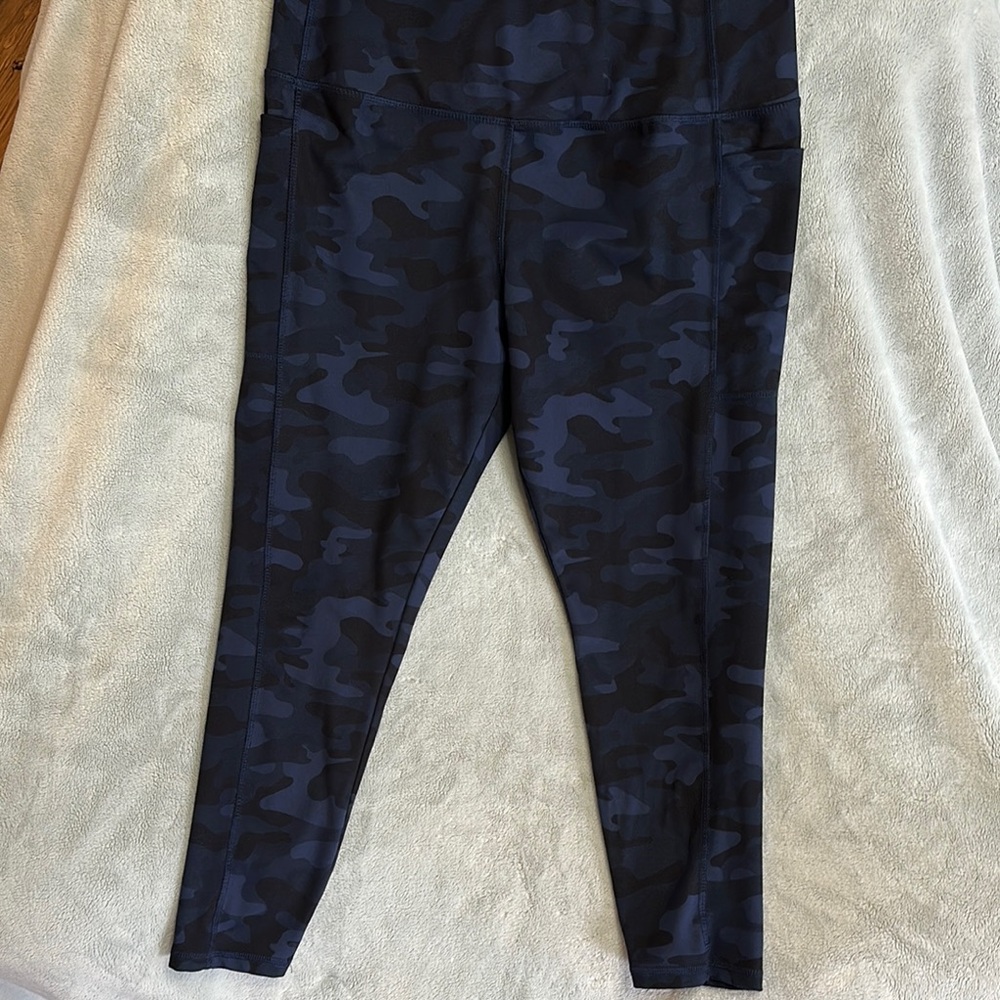 Danskin Gray Camo Leggings